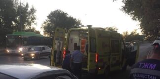 Мужчина застрял в машине после аварии. Ему потребовалась помощь спасателей