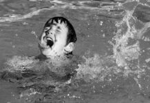 Как понять, что ребенок тонет?