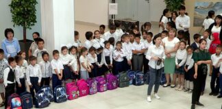 Около 200 туркестанских детей обеспечили школьными принадлежностями