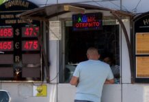 Доллар и евро сравнялись. Мнения экспертов