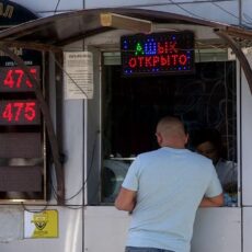 Доллар и евро сравнялись. Мнения экспертов