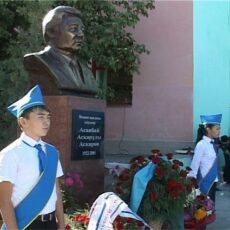 Как помнит Родина Асанбая Аскарова бюст Аскарова