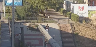 Молодая мама забралась на трубу и пыталась сброситься в Шымкенте