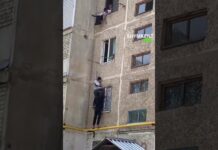 Парень спас малолетних детей от падения из окна в Шымкенте