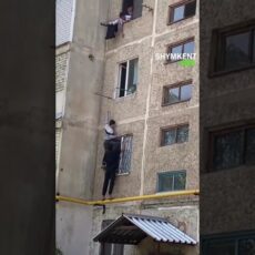 Парень спас малолетних детей от падения из окна в Шымкенте