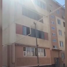 Полицейский вытащил из огня мужчину с инвалидностью и ребенка