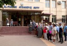 Потерявшие миллионы шымкентцы требуют наказать кассиров ломбардов