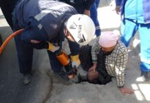 Женщина провалилась в яму на остановке в Шымкенте