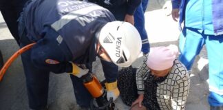 Женщина провалилась в яму на остановке в Шымкенте