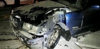 Выбежал пешеход- авто вдребезги: В Шымкенте машина снесла столб освещения дтп