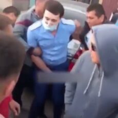 «Шалбарынды шеш»: Напавшим на прокурора грозит до 4 лет тюрьмы