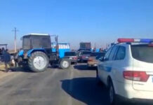 Хлопкоробы перекрыли трассу в Шардаринском районе