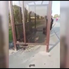 Подростки «разбомбили» остановку в Туркестане Подростки "разбомбили" остановку в Туркестане