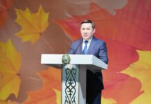 Аким Шымкента поздравил учителей с праздником