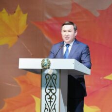 Аким Шымкента поздравил учителей с праздником