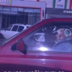 Апашка из Шымкента за рулем авто стала звездой соцсетей