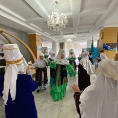 Бабушки в национальных нарядах зажгли на выборах в Шымкенте