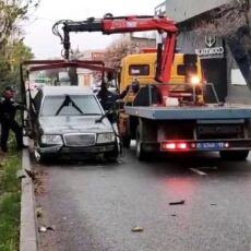 В Шымкенте водитель на полном ходу снес ограждение