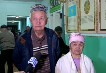 Пенсионеры-молодожены проголосовали в Шымкенте