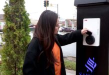 Первую скоростную электрозаправку в Шымкенте протестировала девушка