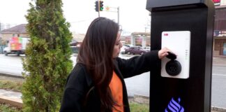 Первую скоростную электрозаправку в Шымкенте протестировала девушка