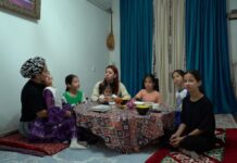 7 девочек и грациозная Мурка. Многодетная семья поделилась секретом счастья