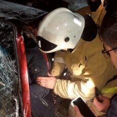Спасатели вызволили застрявшего в машине человека