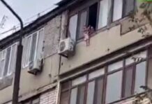 Женщина свесила ребенка с балкона 4 этажа в Шымкенте Женщина высунула ребенка с балкона 4 этажа в Шымкенте