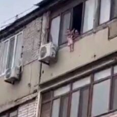 Женщина свесила ребенка с балкона 4 этажа в Шымкенте Женщина высунула ребенка с балкона 4 этажа в Шымкенте