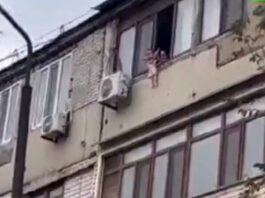 Женщина высунула ребенка с балкона 4 этажа в Шымкенте