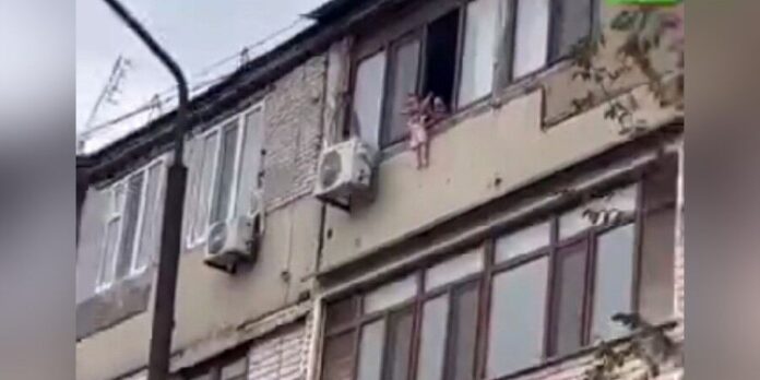 Женщина высунула ребенка с балкона 4 этажа в Шымкенте