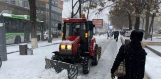 На усиленный режим очистки снега перешли службы Шымкента