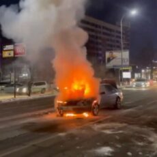 Автомобиль вспыхнул в центре Шымкента