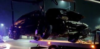 Водитель легковушки врезался в светофор, снял номера и скрылся с места ДТП