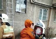 Шымкентские спасатели вывели из пожара троих детей