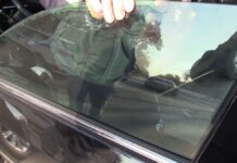 В Шымкенте полицейские заставили снять водителя тонировку