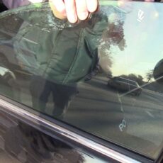 В Шымкенте полицейские заставили снять водителя тонировку