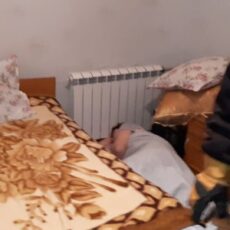 Пенсионера, оставшегося в заточении, экстренно госпитализировали в Шымкенте