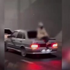 Прокатил подругу на багажнике авто и угодил в полицию