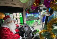 Водители и кондуктора перевоплотились в Деда Мороза и Снегурку