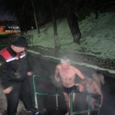 500 человек окунулись в ледяную воду на Крещение в Шымкенте