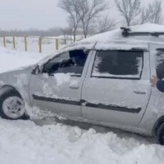 Более 80 автомобилей застряли в снегу в Туркестанской области