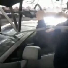 Крыша рухнула на автомобиль из-за снега в Шымкенте