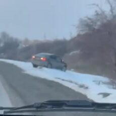 Полицейские спасли водителя из снежного плена в Туркестанской области