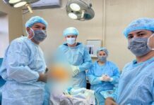 Коленный сустав заменили на имплант нового поколения пенсионерке в Туркестанской области Врачи-хирурги