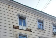 Балкон рухнул в жилом доме в центре Шымкента