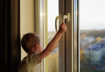 5-летний ребенок выпал из окна в Шымкенте