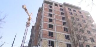 В Шымкенте строитель упал с 9 этажа и остался жив