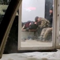 Бездомные превратили теплые остановки в Шымкенте в ночлежки