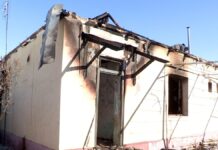 Бежали босиком: В лютые морозы сгорел дом многодетной семьи